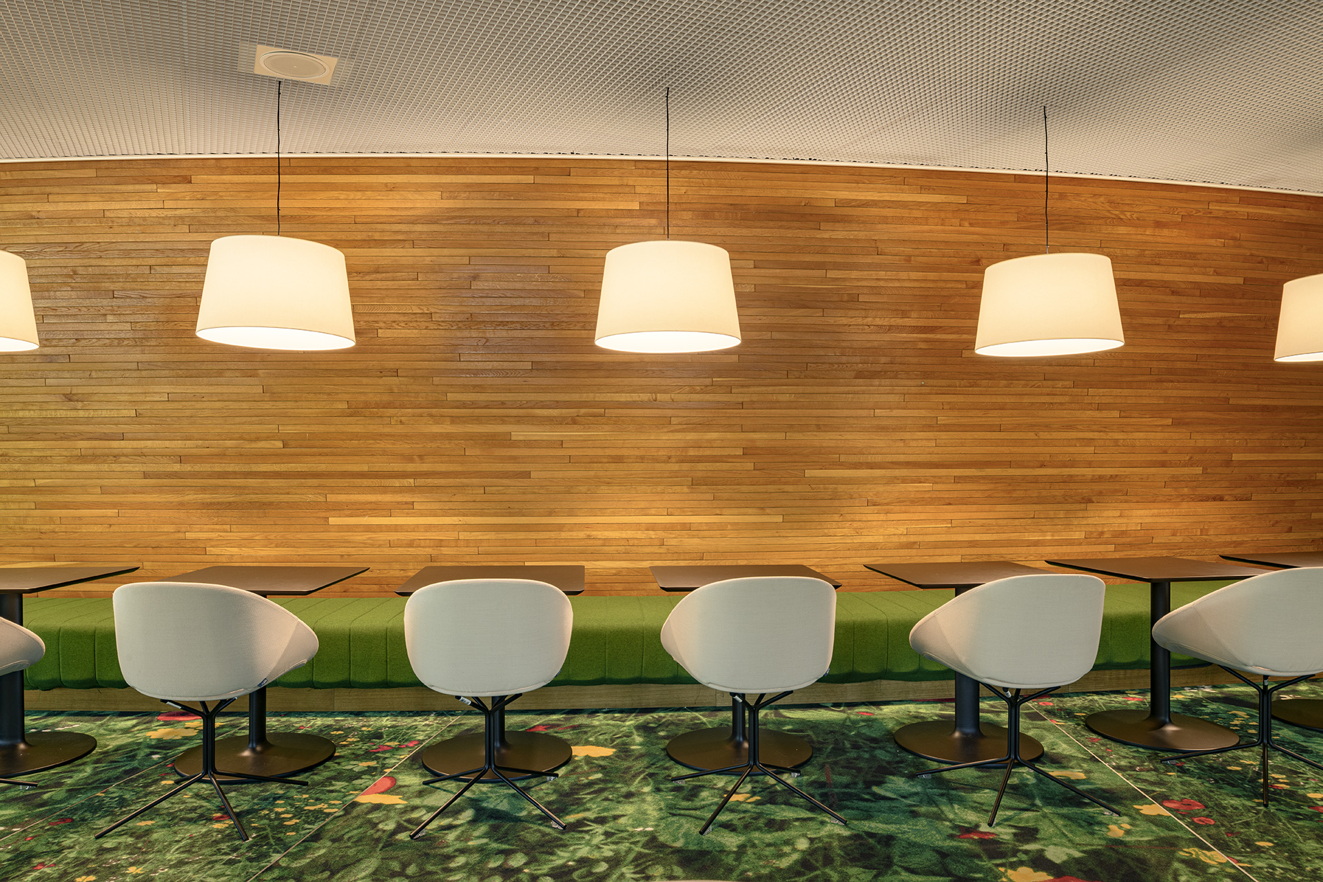 Espace chaleureux avec banquettes et fauteuils